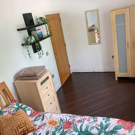 Room In Stratford With Private Bathroom And Parking ลอนดอน ภายนอก รูปภาพ