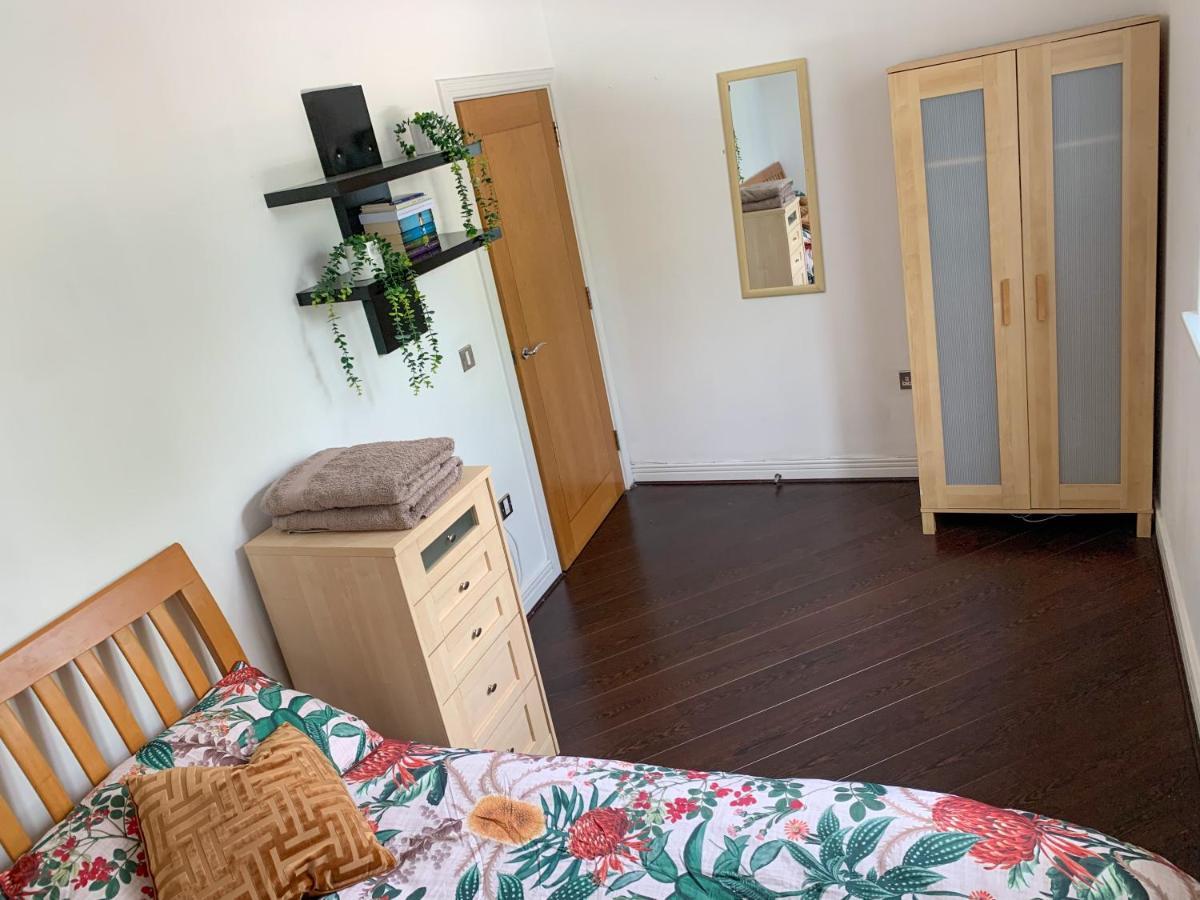 Room In Stratford With Private Bathroom And Parking ลอนดอน ภายนอก รูปภาพ