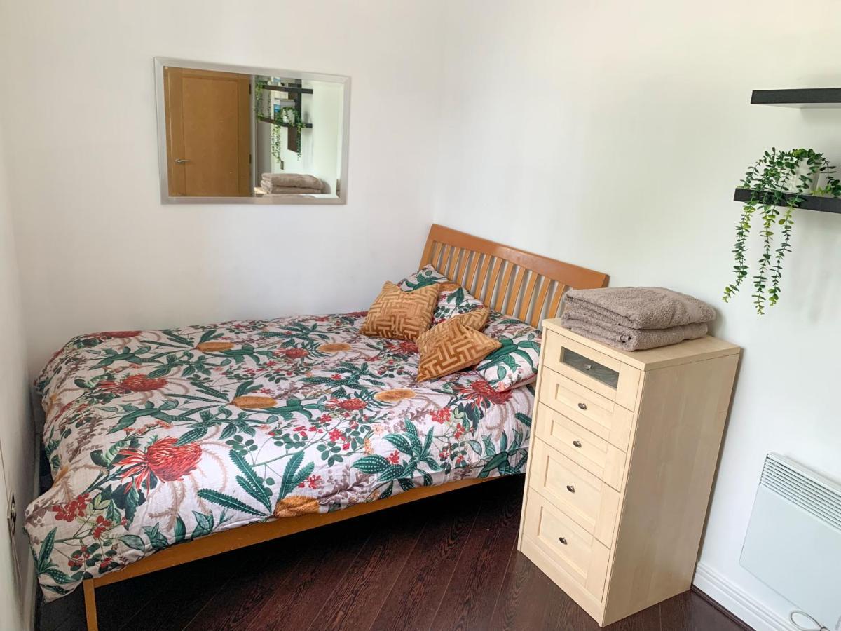 Room In Stratford With Private Bathroom And Parking ลอนดอน ภายนอก รูปภาพ