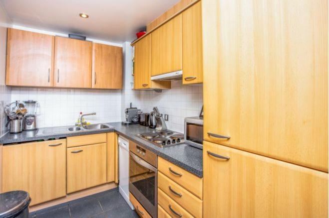 Room In Stratford With Private Bathroom And Parking ลอนดอน ภายนอก รูปภาพ
